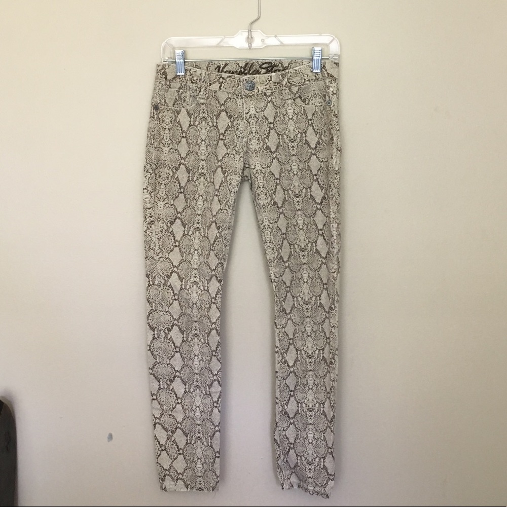 🎉 Vanilla Star Juniors Snake Skin Print Skinny Jean